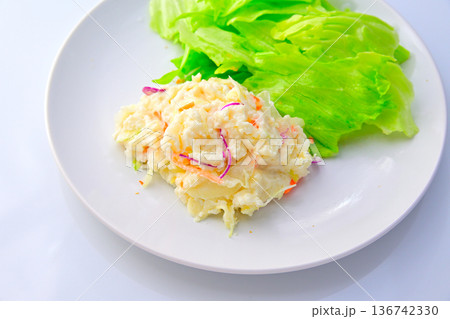 皿に盛られたポテトサラダ 皿に盛られたポテトサラダ 136742330