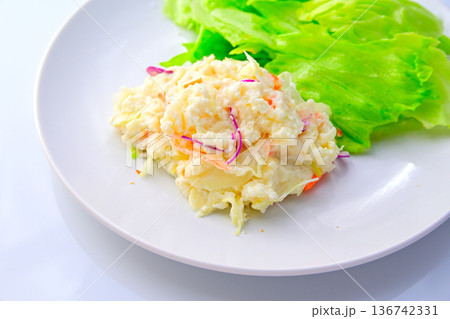 皿に盛られたポテトサラダ 皿に盛られたポテトサラダ 136742331