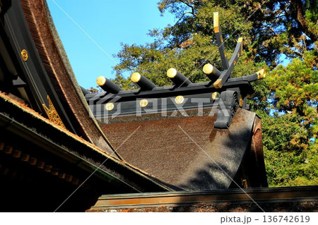 東国三社の一社『香取神宮』の拝殿にある… 【千木と鰹木】 136742619