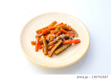お皿に盛り付けたきんぴらごぼう 136742887