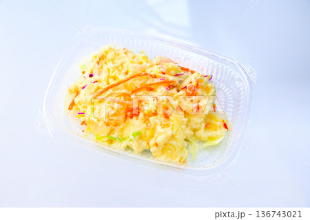 プラスチック容器に入れられた、ポテトサラダ プラスチック容器に入れられた、ポテトサラダ 136743021