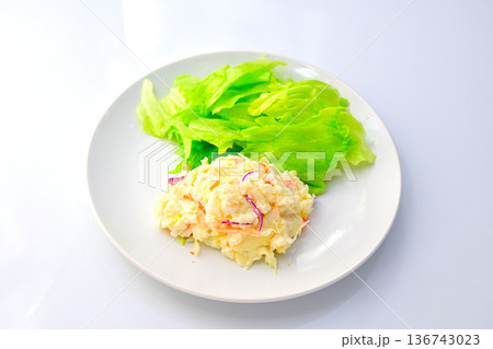 皿に盛られたポテトサラダ 136743023