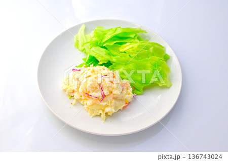 皿に盛られたポテトサラダ 136743024