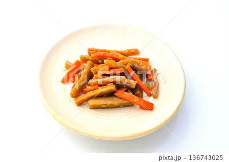お皿に盛り付けたきんぴらごぼう 136743025