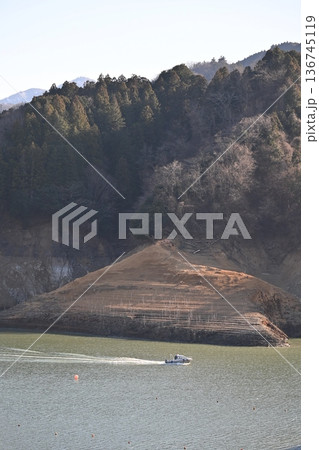 宮ヶ瀬湖のボート疾走 136745119