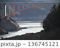 宮ヶ瀬湖の赤い橋と水不足 136745121
