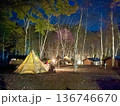 キャンプ場の夜景 136746670