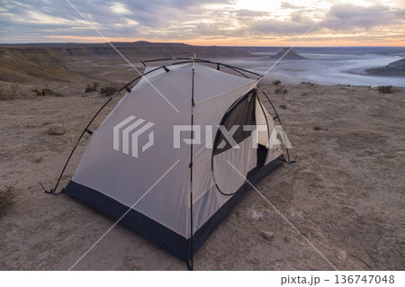 カザフスタン・ウスチュルト台地の荒野に張ったテント / Mangystau, Kazakhstan カザフスタン・ウスチュルト台地の荒野に張ったテント / Mangystau, Kazakhstan 136747048