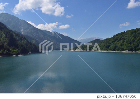 富山県 黒部ダムから見た黒部湖と赤牛岳 富山県 黒部ダムから見た黒部湖と赤牛岳 136747050