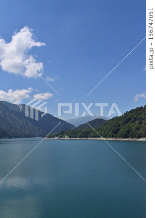 富山県 黒部ダムから見た黒部湖と赤牛岳 富山県 黒部ダムから見た黒部湖と赤牛岳 136747051