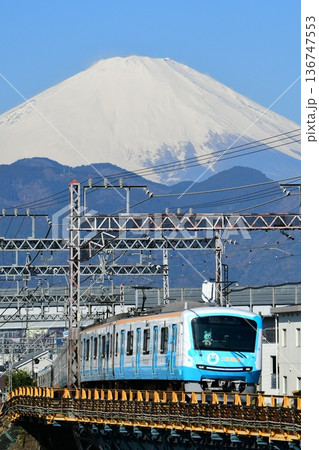 富士山を背に新宿を目指すもころん号(縦位置撮影) 富士山を背に新宿を目指すもころん号(縦位置撮影) 136747553