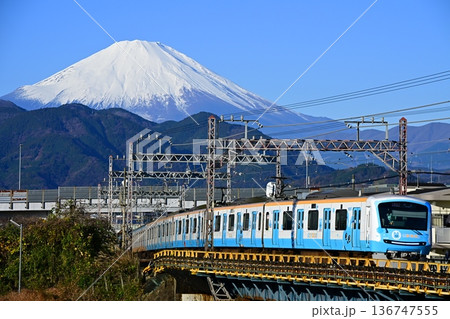 富士山を背に新宿を目指すもころん号 136747555