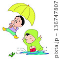 梅雨に遊ぶ子供たち 136747807
