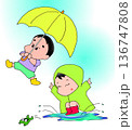 梅雨のなかで遊ぶ子供 136747808