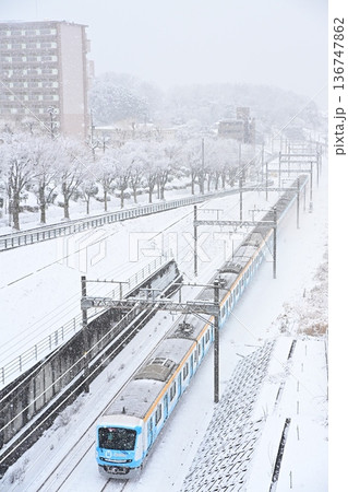 雪景色の多摩線を行くもころん号 雪景色の多摩線を行くもころん号 136747862