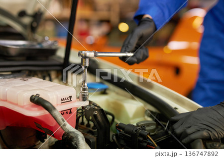 ボンネットの中を修理する自動車整備士 136747892