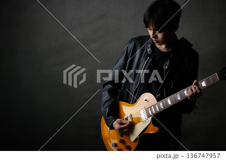 若い男性 ミュージシャン ライブ 若い男性 ミュージシャン ライブ 136747957