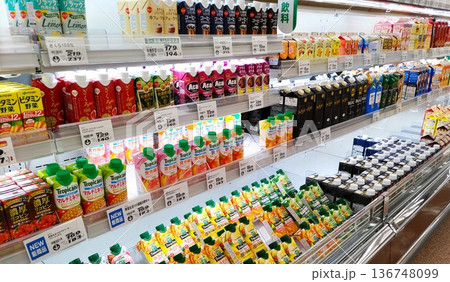 スーパーマーケットの飲み物売場 スーパーマーケットの飲み物売場 136748099