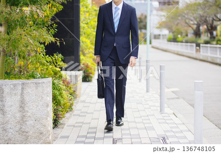 屋外を歩く20代のビジネスマン 136748105