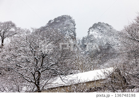 【新潟県_佐渡金山】雪の道遊の割戸 2月 136748198