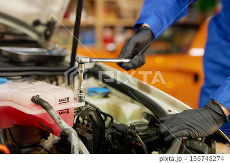 ボンネットの中を修理する自動車整備士 136748274