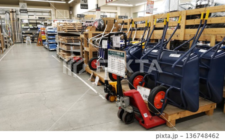 ホームセンターの運搬用具売場 136748462