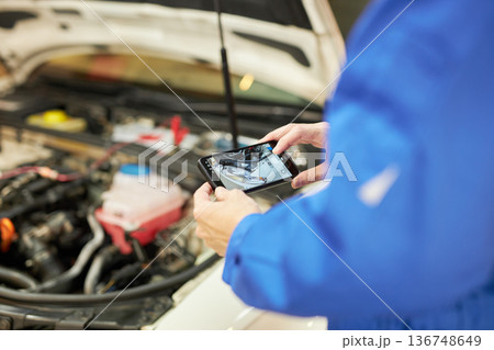 ボンネットの中をスマホで撮る自動車整備士 ボンネットの中をスマホで撮る自動車整備士 136748649