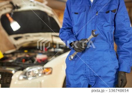 ボンネットの中を修理する自動車整備士 ボンネットの中を修理する自動車整備士 136748654