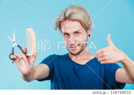 Man with scissors and comb creating new coiffure 136748658