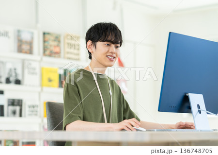 オフィスで働く若いエンジニアの男性 136748705