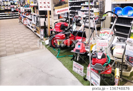 ホームセンターの小型農機具売場 ホームセンターの小型農機具売場 136748876