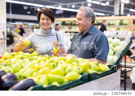 husband and wife choose quality pepper 136749435
