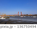 晴れた日にはえる筑後川昇開橋と漁船の風景 136750494