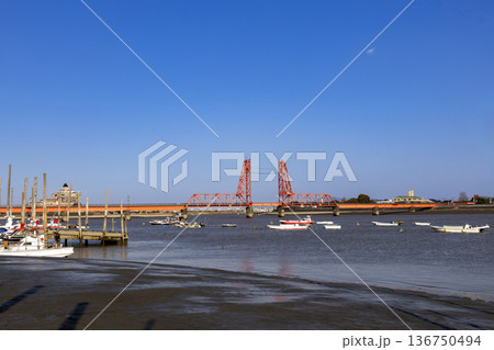 晴れた日にはえる筑後川昇開橋と漁船の風景 136750494