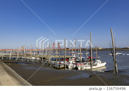 筑後川の漁港から望む筑後川昇開橋 136750496