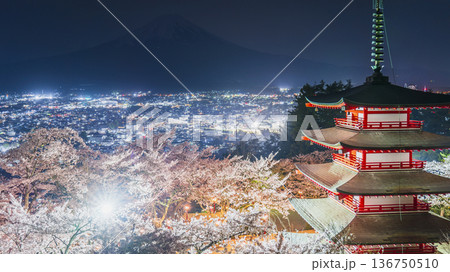 新倉山浅間公園の夜景　ライトアップされた桜と忠霊塔、闇夜に浮かぶ富士山の絶景【山梨県・富士吉田市】 136750510