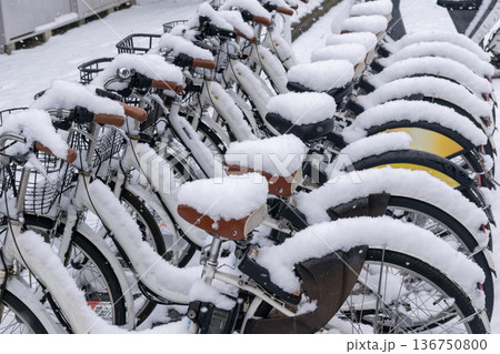 公園の駐輪場の自転車に降り積もる雪 公園の駐輪場の自転車に降り積もる雪 136750800
