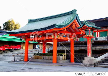 京都府　伏見稲荷大社　手水舎　京都市伏見区深草藪之内町 136750924