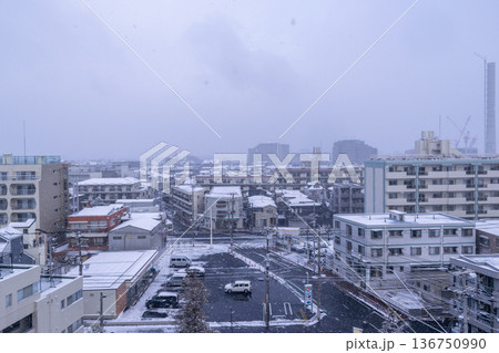 雪の降り積もる街並みの風景 雪の降り積もる街並みの風景 136750990