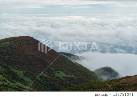 那須岳から見る雲海と奥日光の山並み 那須岳から見る雲海と奥日光の山並み 136751071
