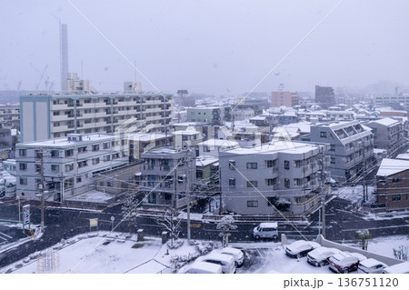雪が降り積もる街並みの風景 136751120