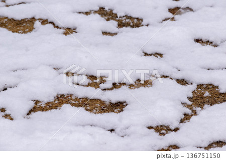 まだらに積もった雪と地面の模様 まだらに積もった雪と地面の模様 136751150