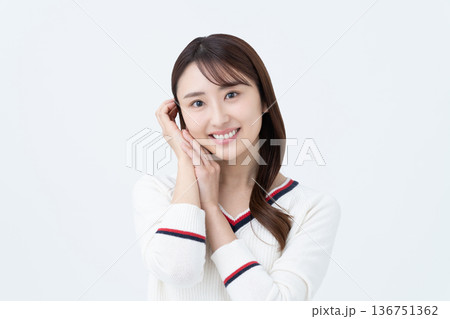 若い女性のビューティ 136751362