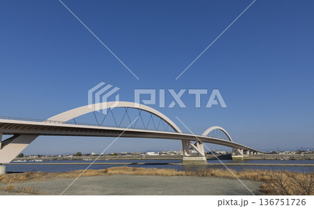 筑後川にかかる有明海岸道路の有明筑後川大橋 筑後川にかかる有明海岸道路の有明筑後川大橋 136751726