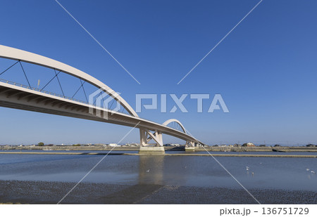 筑後川にかかる有明海岸道路の有明筑後川大橋 136751729