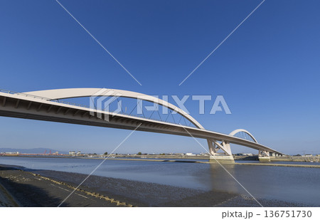 筑後川にかかる有明海岸道路の有明筑後川大橋 136751730