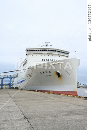新潟港に停泊する新日本海フェリー（新潟県新潟市） 136752197