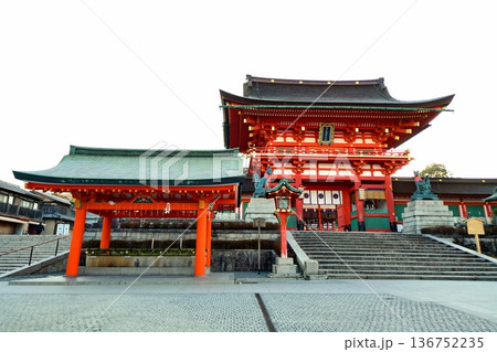 京都府 伏見稲荷大社 楼門 & 手水舎 京都市伏見区深草藪之内町 京都府 伏見稲荷大社 楼門 & 手水舎 京都市伏見区深草藪之内町 136752235