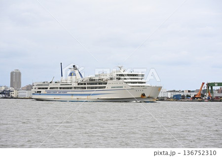 新潟港を航行する佐渡汽船カーフェリー(新潟県新潟市) 新潟港を航行する佐渡汽船カーフェリー(新潟県新潟市) 136752310