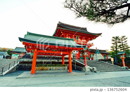 京都府 伏見稲荷大社 手水舎 京都市伏見区深草藪之内町 京都府 伏見稲荷大社 手水舎 京都市伏見区深草藪之内町 136752604